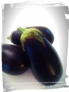 Photo de belles aubergines avec la queue ferme et piquante pour faire du caviar d'aubergine pays Iran monblabladefille.com 