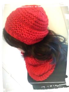 Bonnet et snood en laine couleur rouge point de godron portee monblabladefille.com 