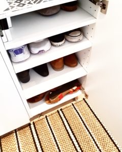 Meuble à chaussures à partir de meubles de cuisine IKEA customisés avec des carrelages carreaux de ciment monblabladefille.com 